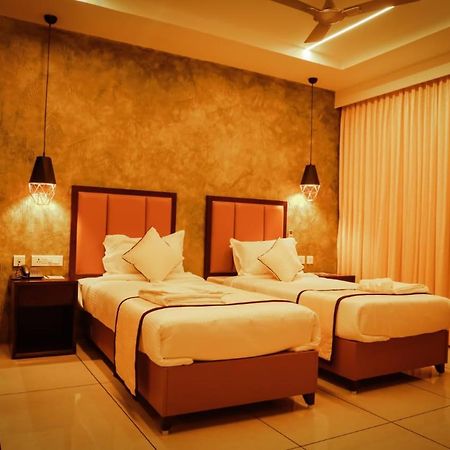 Hotel New York Square Коттаям Экстерьер фото