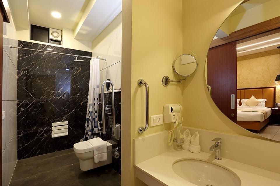 Hotel New York Square Коттаям Экстерьер фото