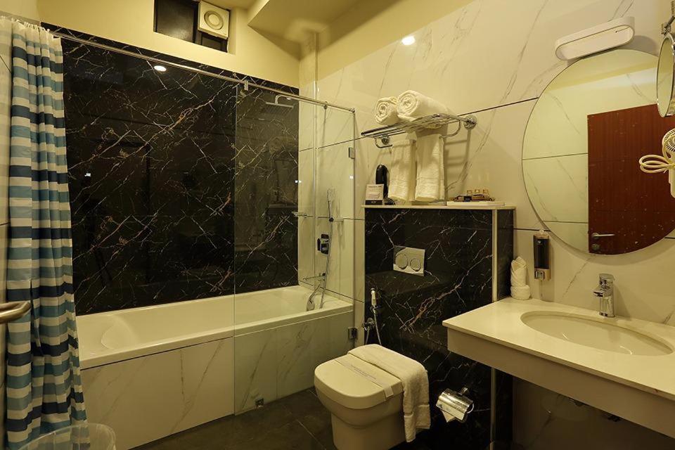 Hotel New York Square Коттаям Экстерьер фото