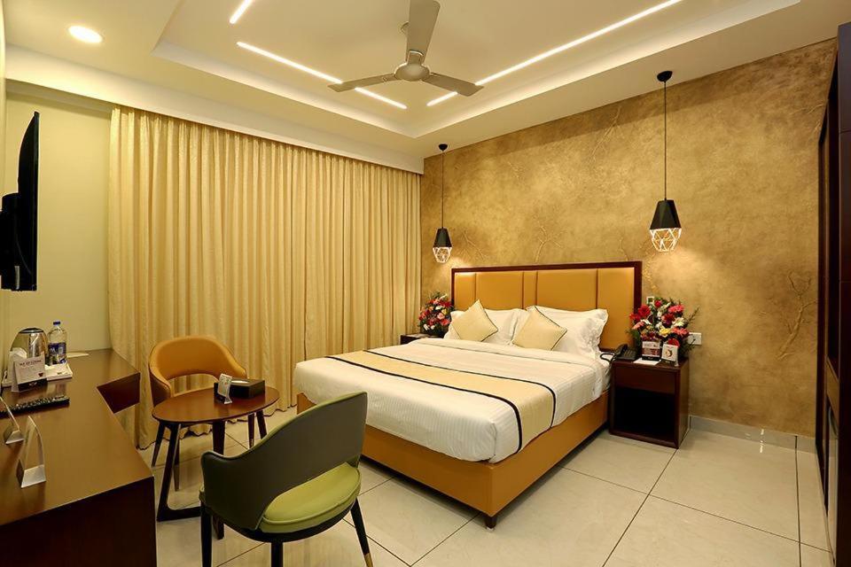 Hotel New York Square Коттаям Экстерьер фото