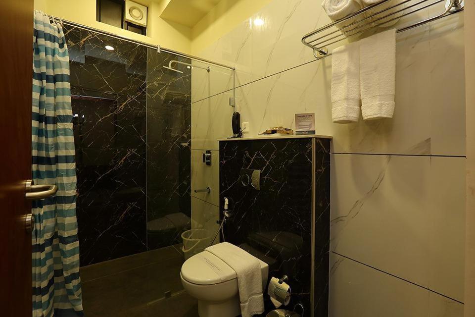 Hotel New York Square Коттаям Экстерьер фото